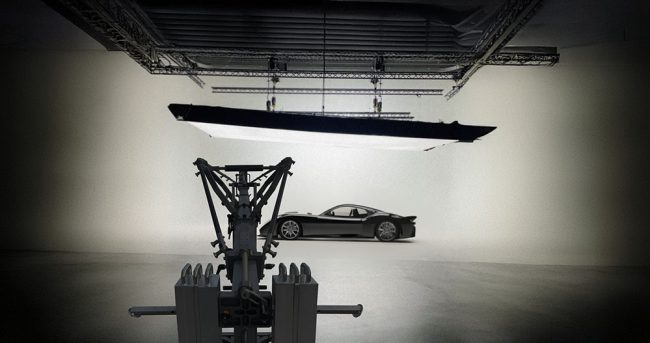 Kirin-im-Studio-mit-Sportwagen-ai-1000x527-1